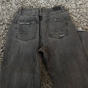 AMERICAN EAGLE HIGH RISE MOM STRAIGHT RIPPED JEANS - SIZE 2